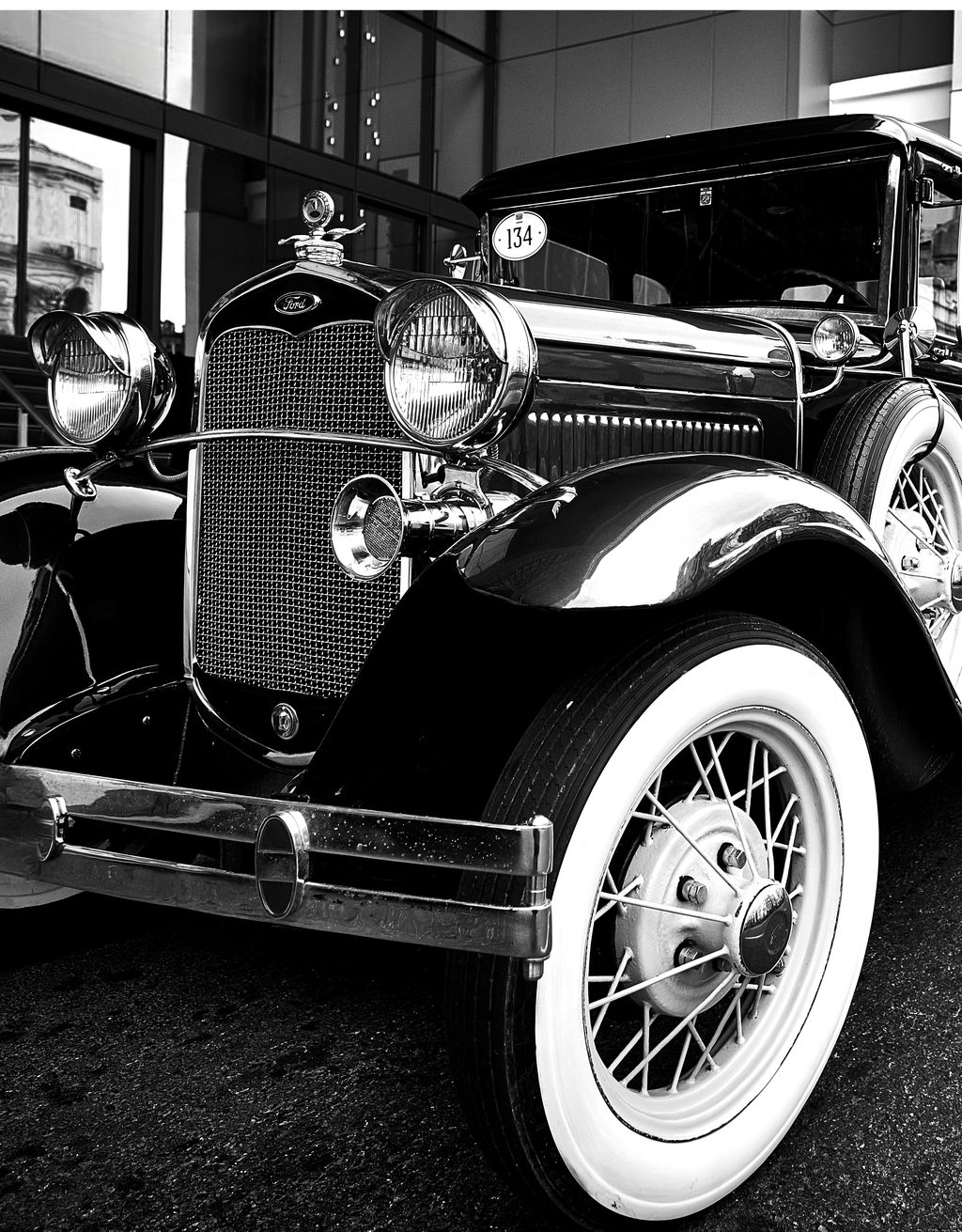 Auto clásico de los años 30 en blanco y negro