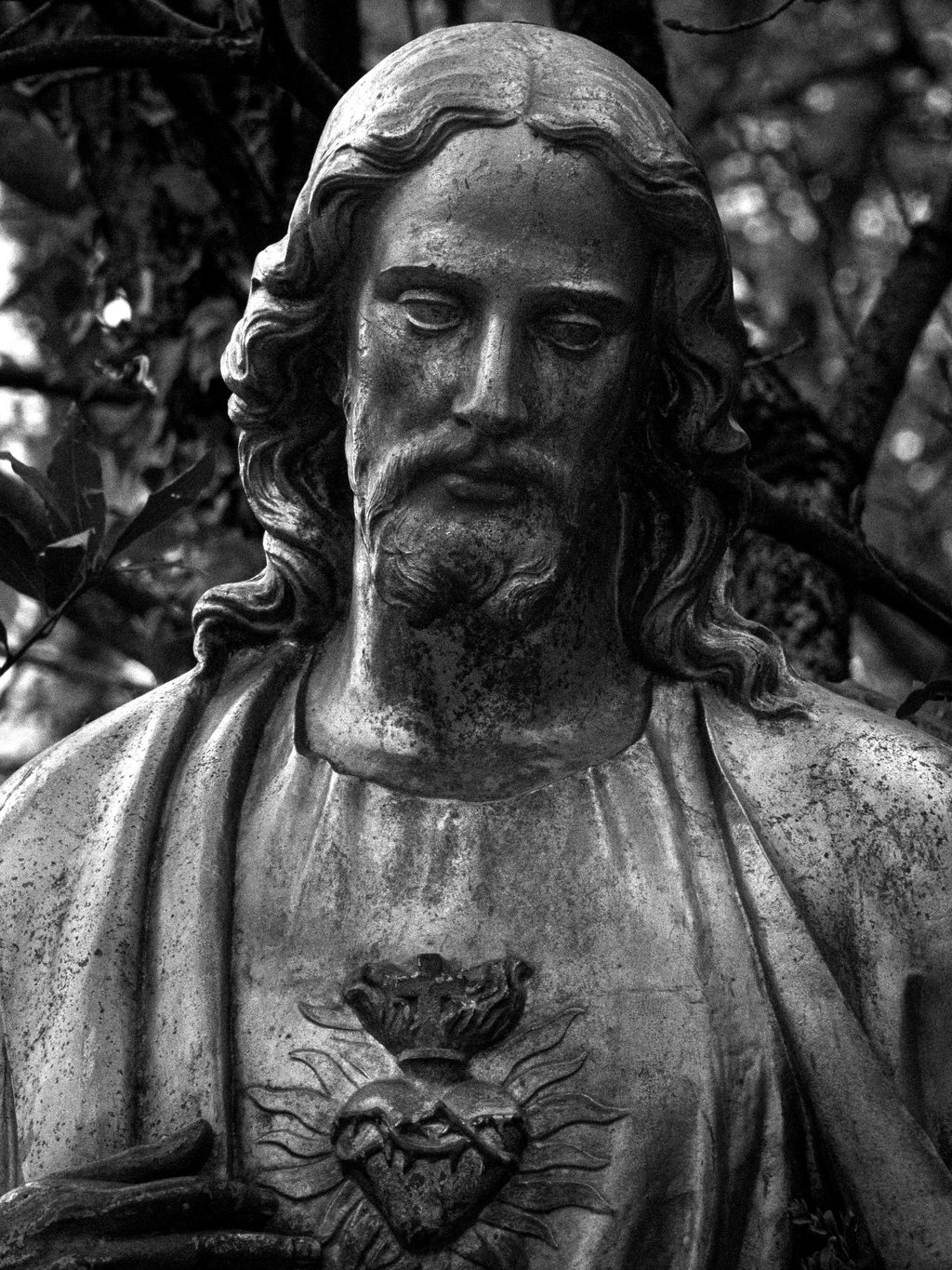 Estatua del Sagrado Corazón en un jardín